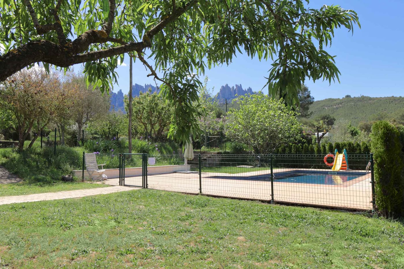Cal Sort — Piscina amb vistes a Montserrat